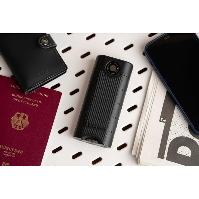 Foto von Ledlenser Powerbank+ Flex 10 6-in-1 Set mit Akkus und Ladestandsanzeige