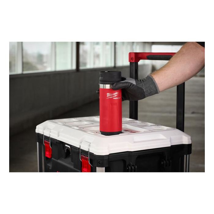 Bild von ﻿Milwaukee Packout Isolierbecher, 530 ml mit Trinkdeckel, rot