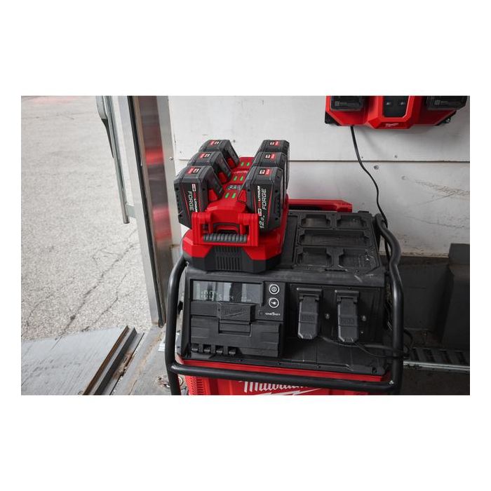 Foto von Milwaukee Packout Schnellladegerät M18PC6 6 Ladestationen für 18 V Akkus , Ladestandsanzeige