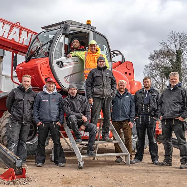 Teilnehmer bei einer Kran-Schulung auf dem Hof von FN