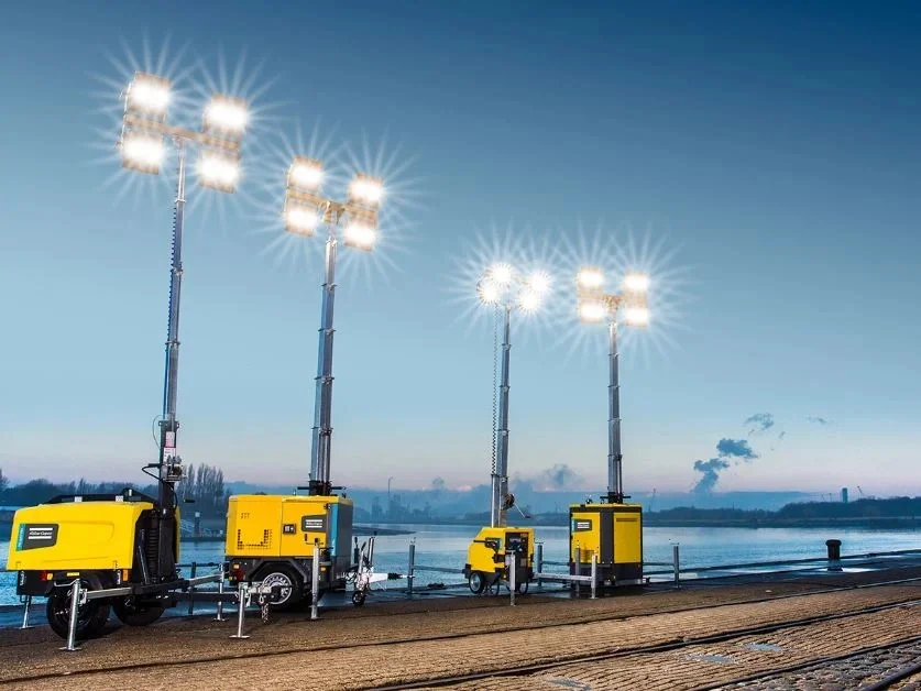 Atlas Copco Lichtmast und POWERMOON Leuchtballon zur Miete für Baustelle Industrie und Veranstaltung