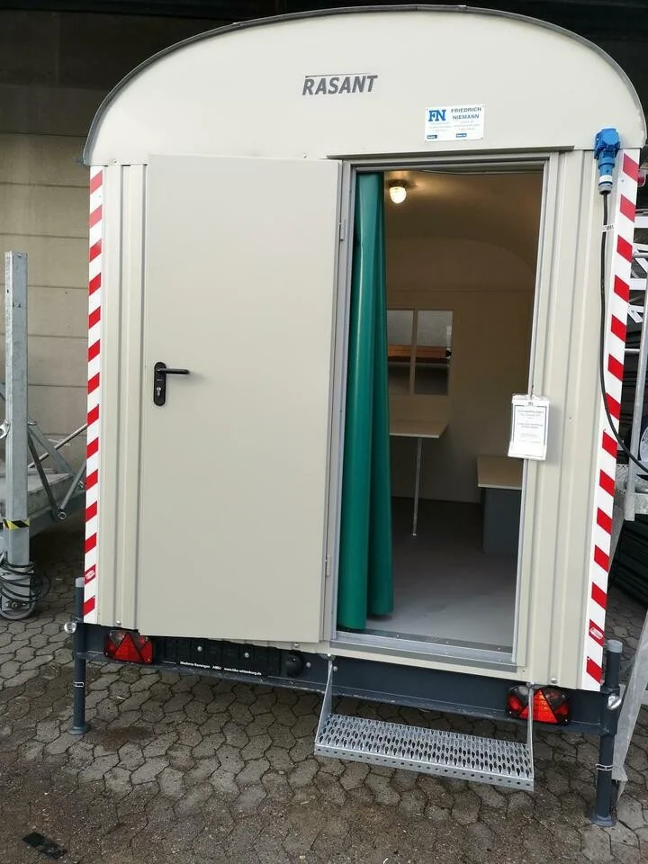 Bürocontainer und Bauwagen als Arbeitsräume auf der Baustelle