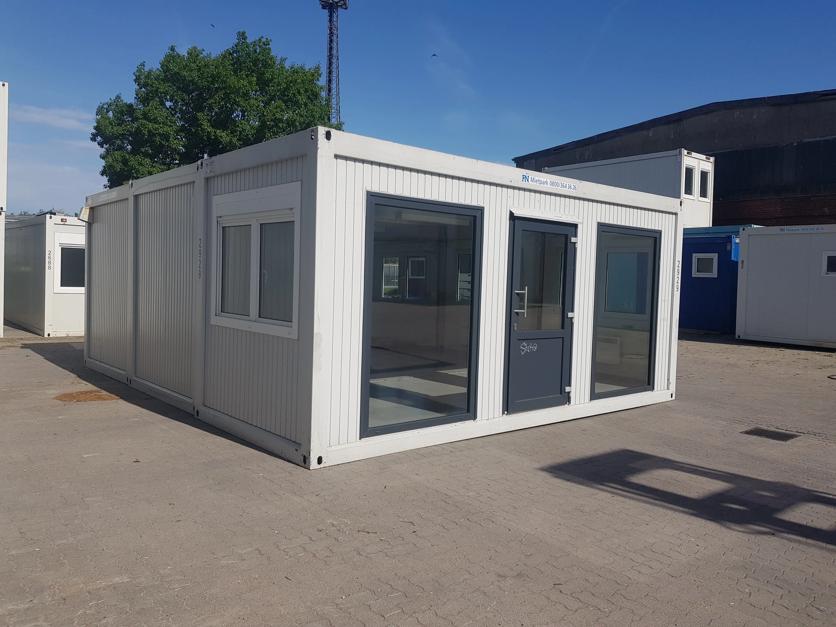 Wohncontainer und Sanitärcontainer für temporäre Einrichtungen