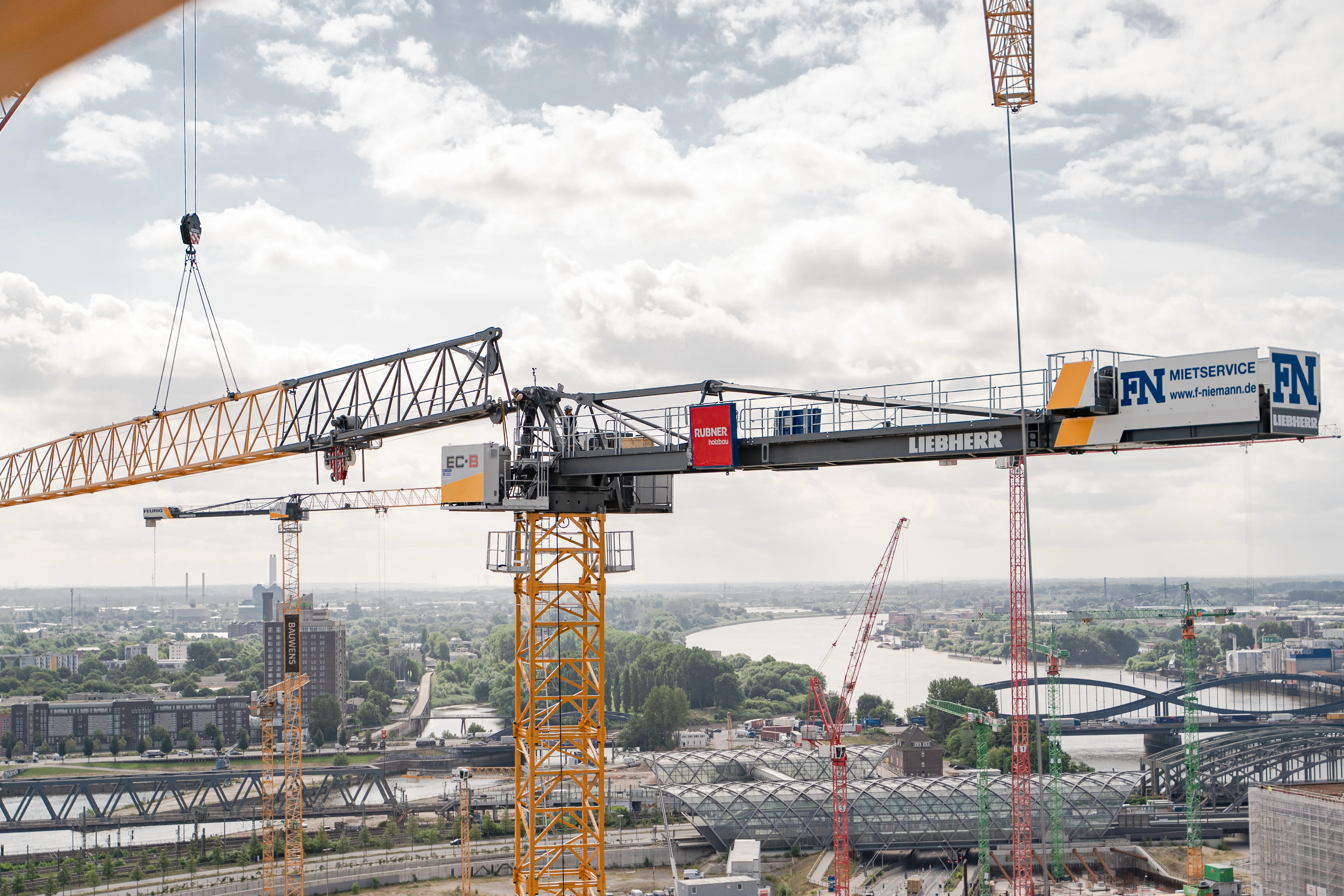 Liebherr Turmdrehkran auf einer Baustelle