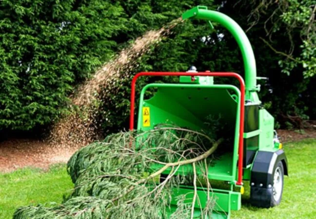 H&auml;cksler mit Auswurfrohr bei der Arbeit