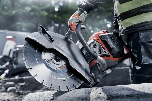 Husqvarna Betonsäge im professionellen Einsatz auf der Baustelle