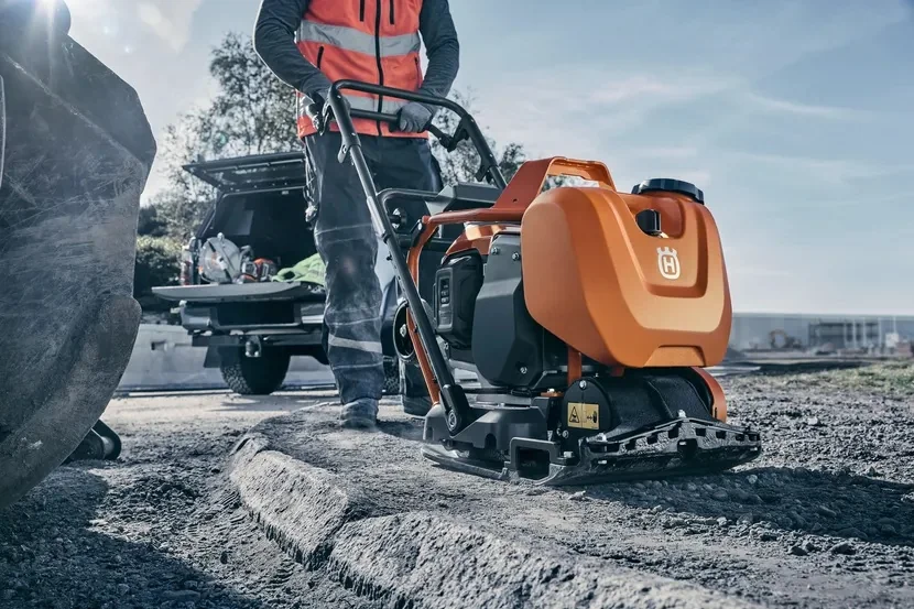 Husqvarna Rüttelplatte bei der professionellen Bodenverdichtung