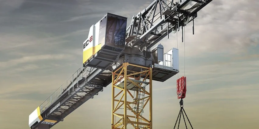 Liebherr EC-B Flat-Top-Kran auf moderner Baustelle