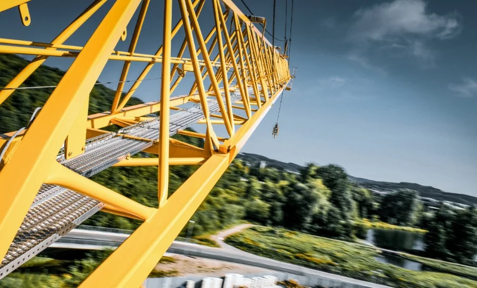 Liebherr K-Kran auf einer vielseitigen Baustelle