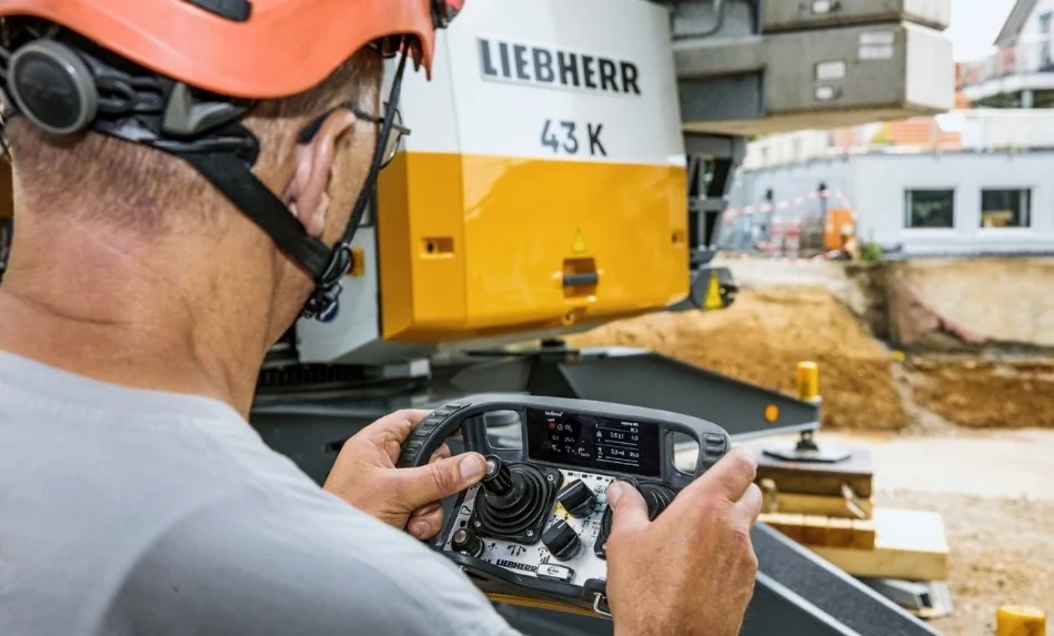Liebherr K-Kran mit moderner Assistenztechnik