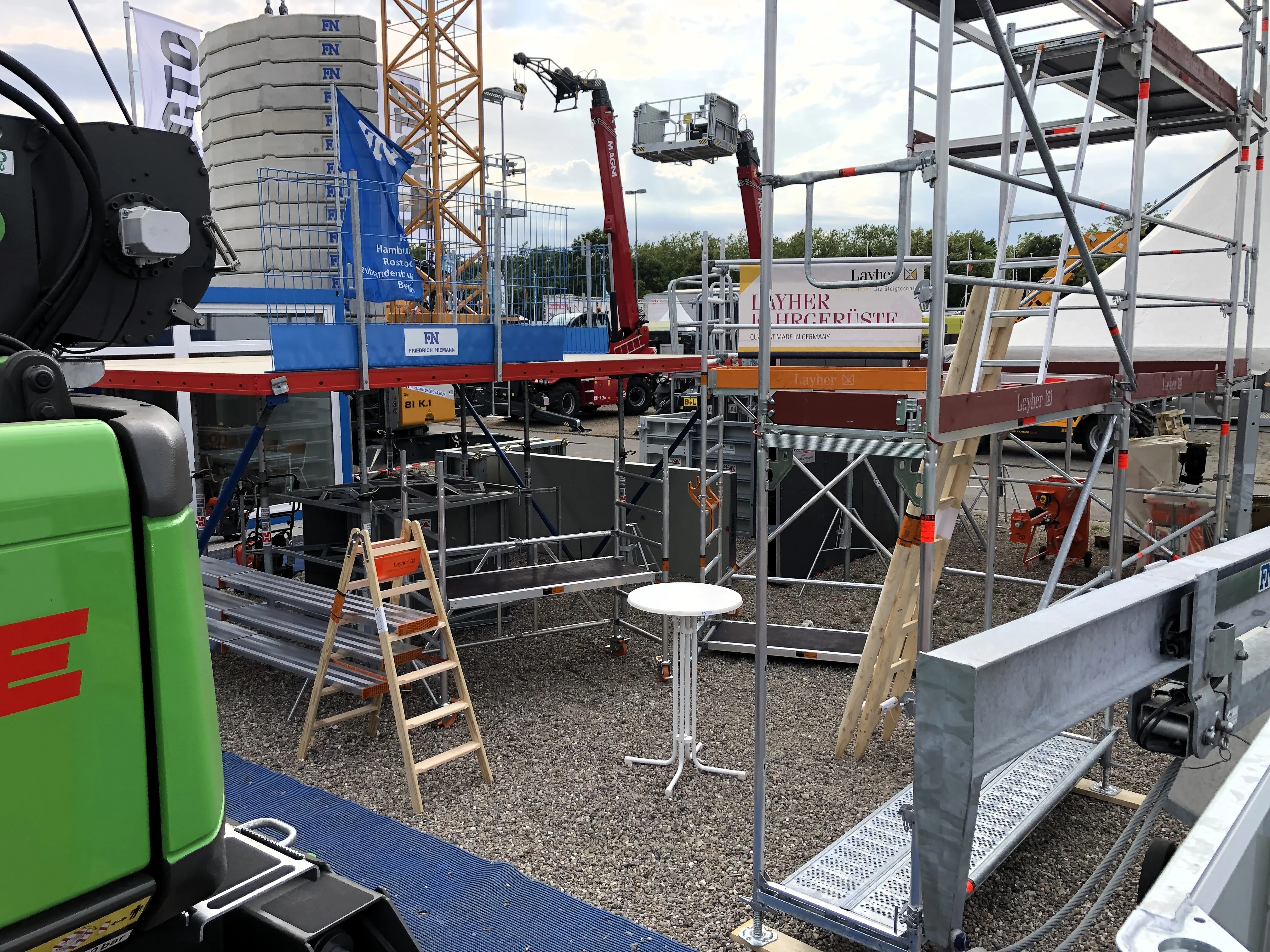 Baustellensicherung mit Absperrtechnik, Leitbaken und mobilen Absperrungen