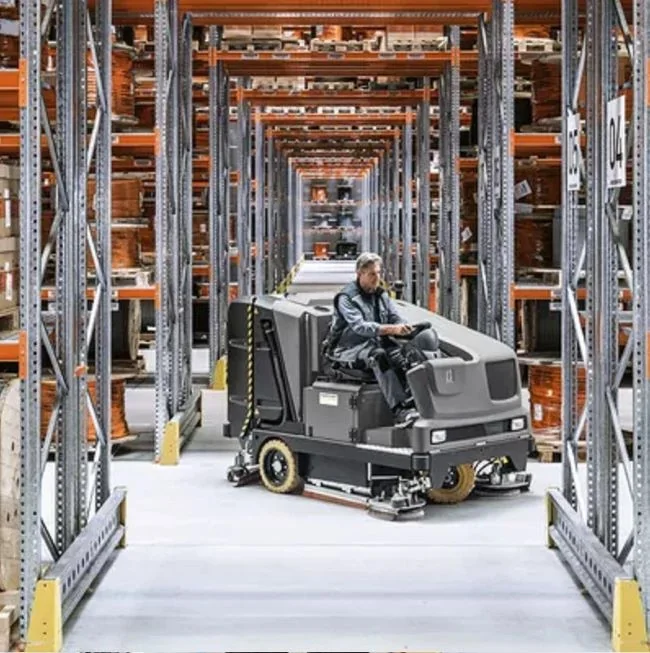 Person f&auml;hrt eine K&auml;rcher Kehrmaschine im Lager