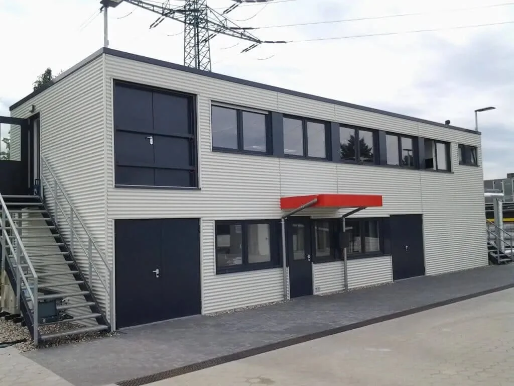 Industriehalle mit Regalen