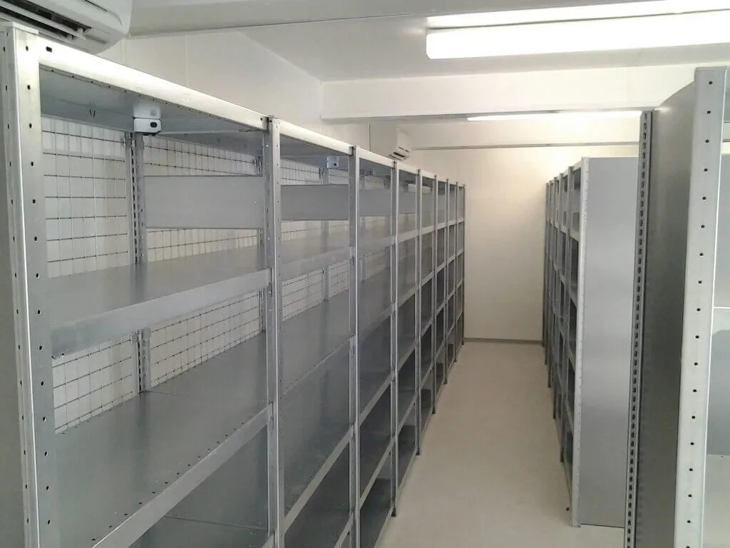 Industriehalle mit Regalen