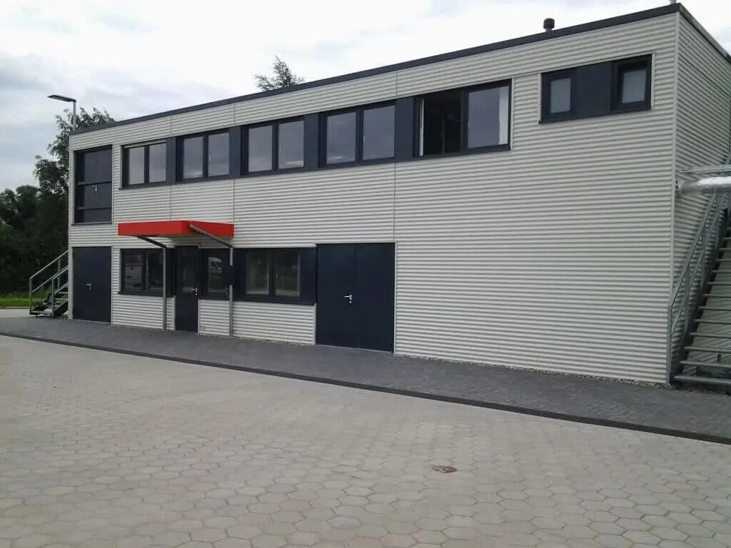 Industriehalle mit Regalen