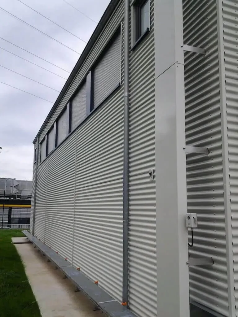 Industriehalle mit Regalen