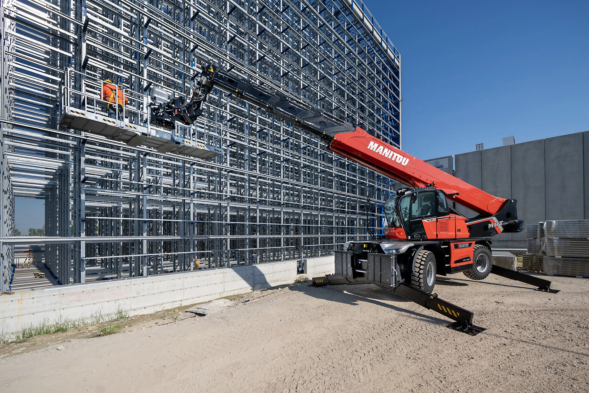 Drehbarer Manitou MRT Teleskoplader im Baustelleneinsatz