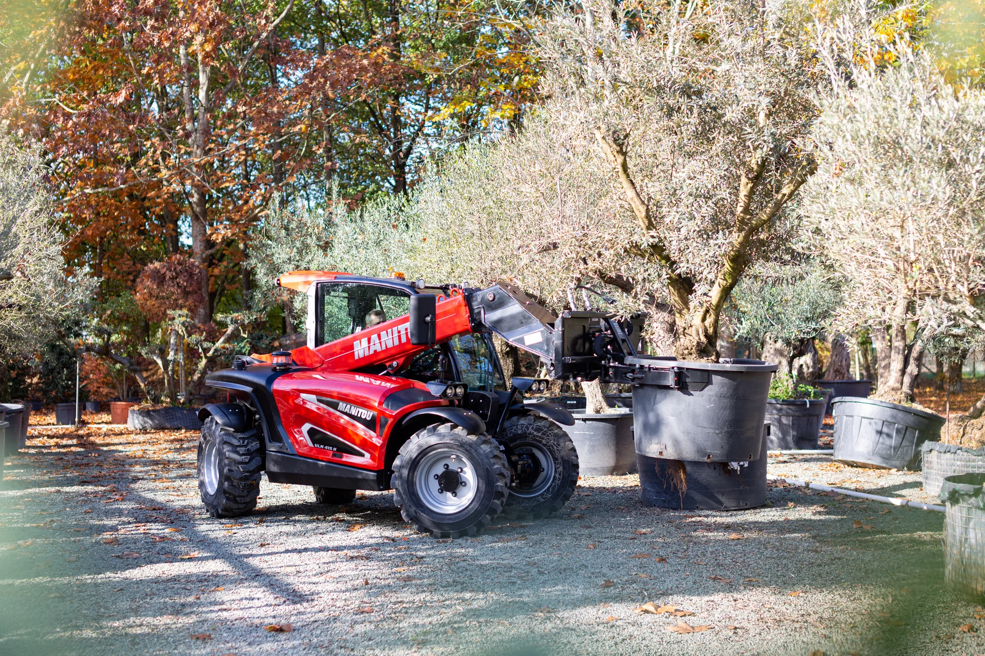 Ultrakompakter Manitou ULM Teleskoplader bei Arbeiten auf engem Raum