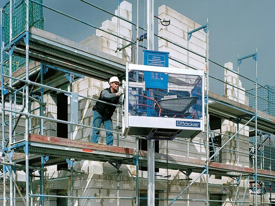 Böcker Aufzug zur Miete für Baustelle Sanierung Umzug und Höhentransport