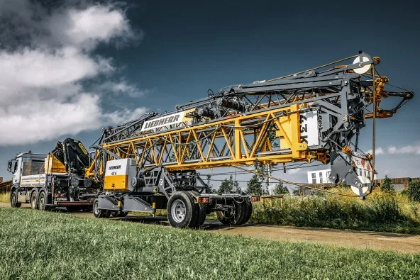 Straßentransport eines Liebherr K-Krans