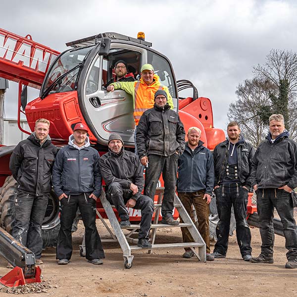 Teilnehmer bei einer Kran-Schulung auf dem Hof von FN