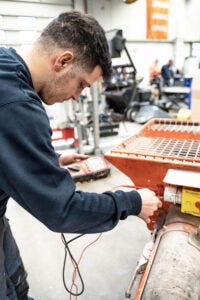 ELEKTRIKER ELEKTRONIKER MASCHINENTECHNIK FÜR BAUGERÄTE UND ELEKTROMASCHINEN (M/W/D) ELEKTRIKER ELEKTRONIKER MASCHINENTECHNIK FÜR BAUGERÄTE UND ELEKTROMASCHINEN (M/W/D)