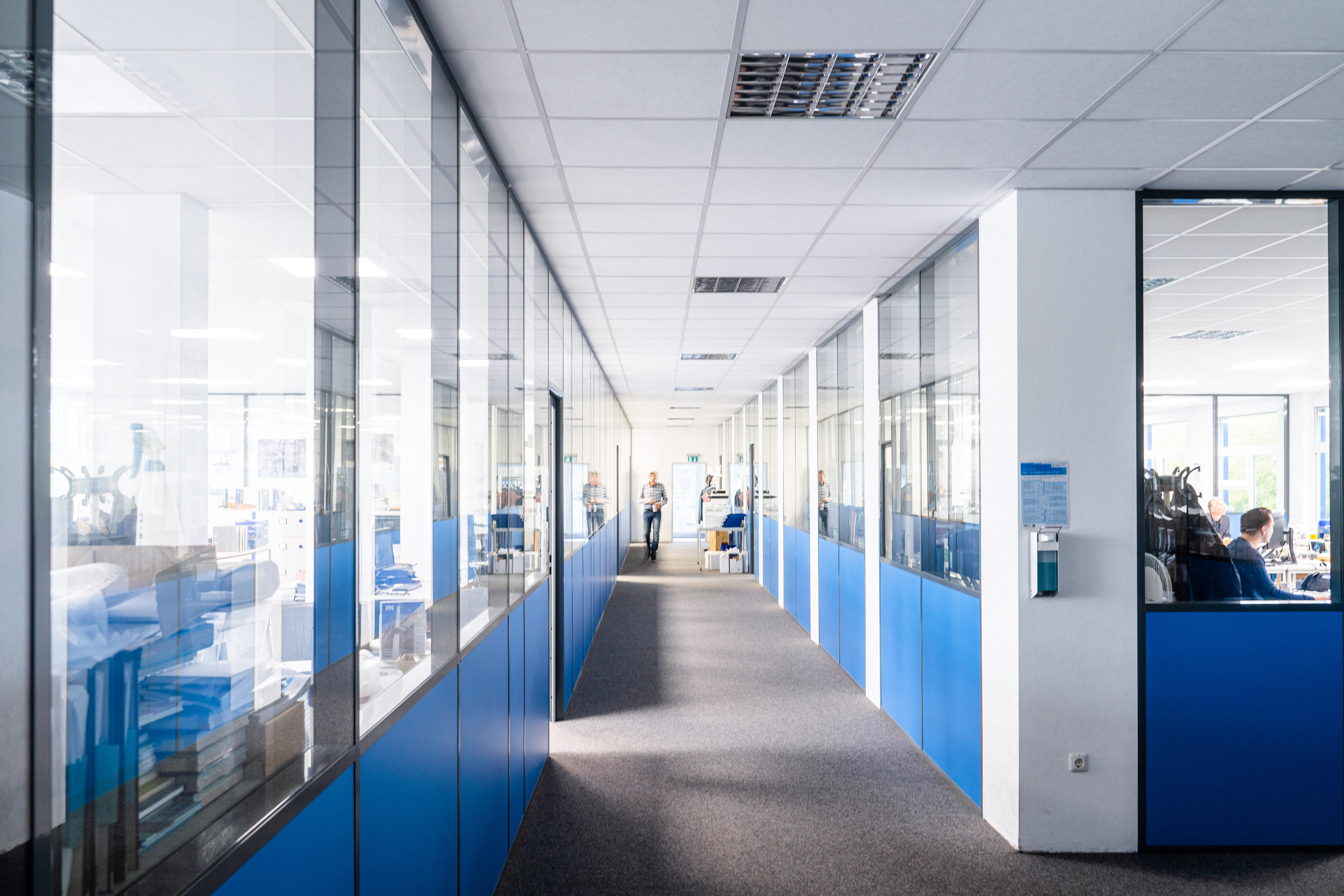 E-Mobilität bei FN mit Ladesäule und Elektrofahrzeug