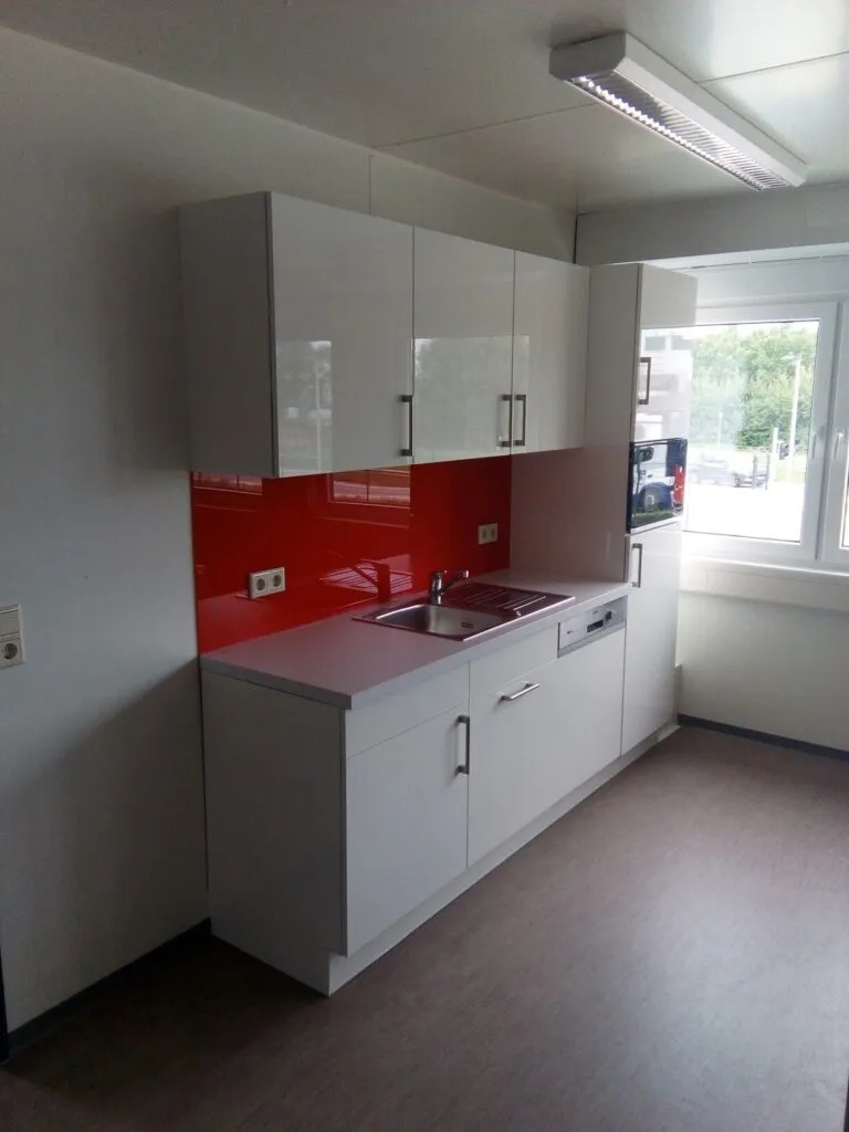 Industriehalle mit Regalen